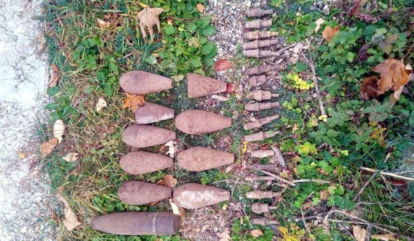 Bombe și focoase, găsite într-o pădure din Neamț. Arsenalul din al Doilea Război Mondial a fost descoperit cu un detector de metale