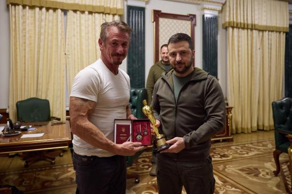 Actorul Sean Penn i-a oferit lui Volodimir Zelenski statueta sa Oscar