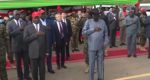Gafă uriaşă făcută de preşedintele Sudanului de Sud la inaugurarea unui drum. S-a scăpat pe el în timpul intonării imnului