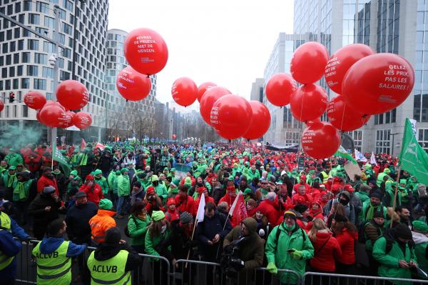 Mii de oameni au protestat în Bruxelles faţă de creşterea costului vieţii. Manifestanţii au perturbat summit-ul Uniunii Europene
