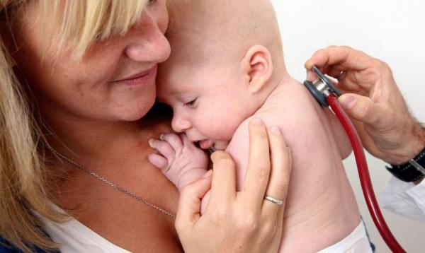 Părinţii care nu şi-au lăsat bebeluşul să fie operat cu transfuzii de "sânge vaccinat" au pierdut tutela