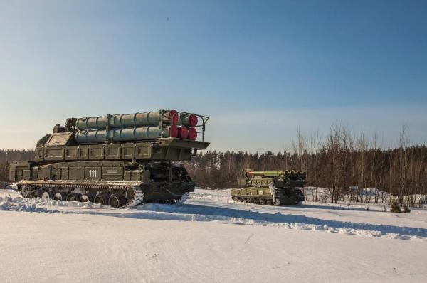 Imagini cu militari ruși și rachete care avansează către granița cu Ucraina. Convoaiele militare, observate la 24km distanță de frontieră