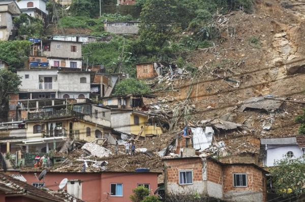 100 de morți într-un oraș turistic din Brazilia, în urma alunecărilor de teren. În câteva ore a plouat cât într-o lună