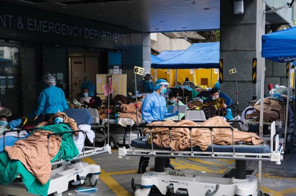 Imagini dramatice în Hong Kong. Pacienții COVID sunt tratați în fața spitalelor supraaglomerate, ca la începutul pandemiei