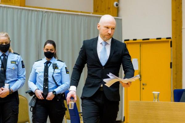 Anders Breivik, teroristul care a ucis 77 de persoane în Norvegia, rămâne în închisoare. Este la fel de periculos ca în urmă cu 10 ani