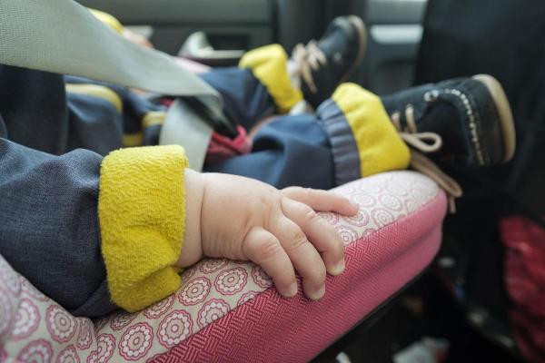 Un cuplu și-a lăsat ore întregi copilul în mașină, la o temperatură de -2 grade