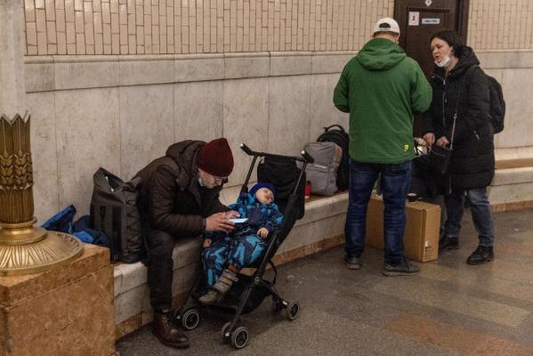 Staţiile de metrou din capitala Ucrainei, aglomerate după ce au devenit buncăre improvizate: Oamenii cară provizii