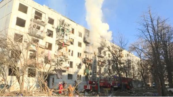 Rusia a declanșat războiul împotriva Ucrainei. Cum arată un bloc de locuinţe din oraşul ucrainean Chuguev după ce a fost bombardat