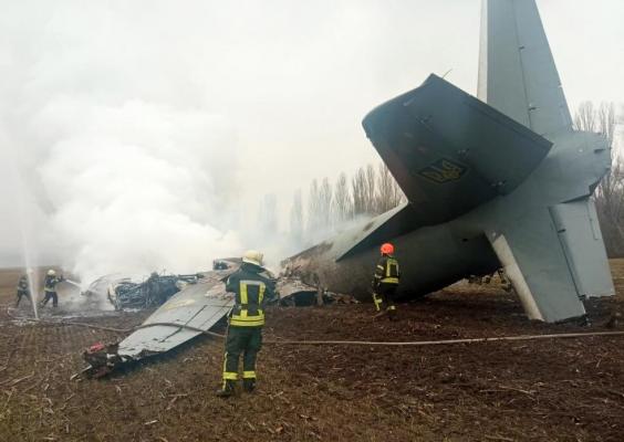 Un avion militar ucrainean, cu 14 oameni la bord, s-a prăbuşit în apropiere de Kiev. Cinci persoane au murit