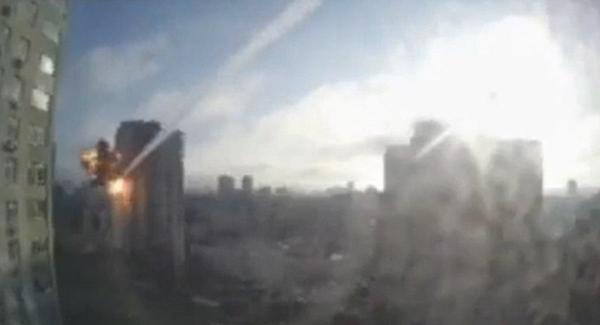 Momentul în care blocul din Kiev este lovit de o rachetă rusească. O bucată mare din clădire a fost smulsă, în urma exploziei