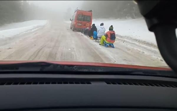 Amenda ridicolă primită de șoferul microbuzului care trăgea șase copii pe sănii, pe o șosea acoperită cu zăpadă