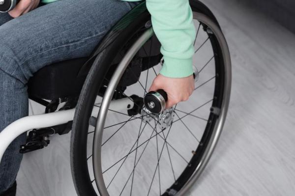 O descoperire științifică ar putea permite persoanelor paralizate să meargă din nou. Ce este și cum funcționează implantul