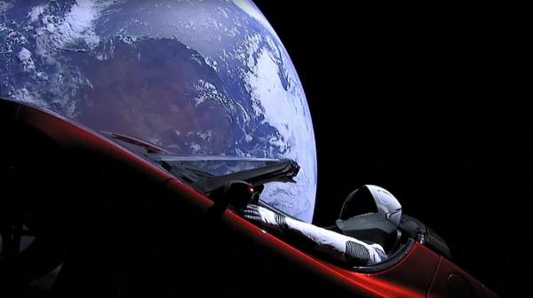 Elon Musk îşi trimitea maşina personală în spaţiu, în urmă cu 4 ani. Unde se află acum automobilul şi şoferul său, "Starman"