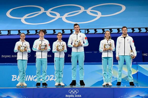 Festivitatea de decernare a medaliilor probei de patinaj artistic pe echipe, amânată. Echipa Rusiei, suspectată de dopaj