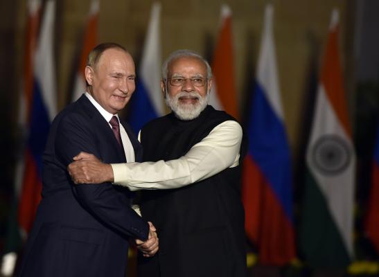 India vrea să cumpere petrol şi mărfuri ruseşti la preţ redus. Lucrează la un mecanism de plăți rupie-rublă