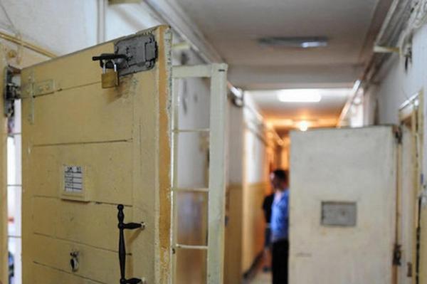 Incident bizar în Penitenciarul Aiud: trei gardieni au descoperit un ciorap cu peste 27.000 de euro. Cine pierduse banii