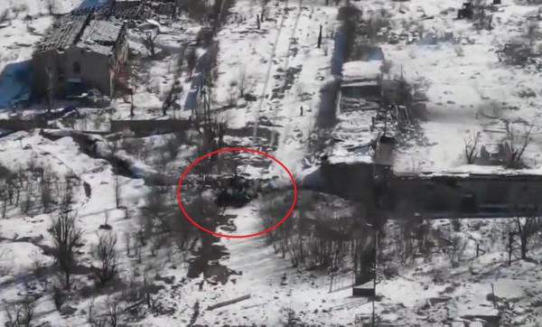 Momentul în care un tanc rusesc declanşează o mină antitanc. Imagini din dronă cu explozia vehiculului militar