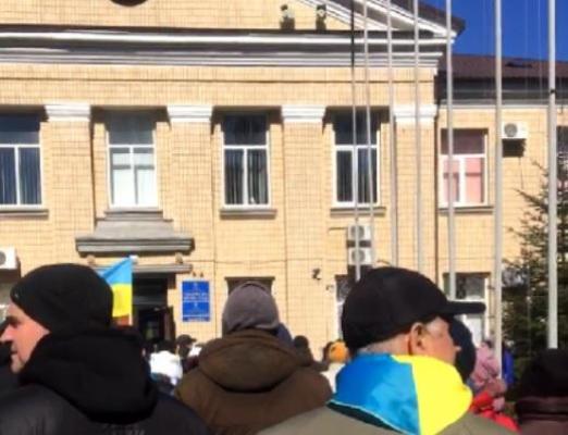 Oamenii dintr-un orăşel din Herson au protestat după ce armata rusă le-a "răpit" primarul. S-au folosit gaze lacrimogene şi chiar a fost deschis focul - VIDEO