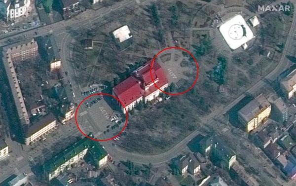 Mariupol. Un teatru devenit refugiu distrus de bombardamente, deşi cuvântul "copii” era scris mare pe asfalt: „Erau o mie de oameni acolo”