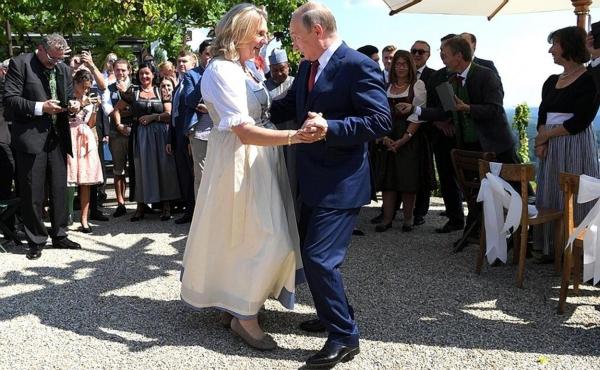 Vladimir Putin i-a dăruit cercei de 50.000€ şefei diplomaţiei austriece, cu care a valsat la nuntă, în 2018