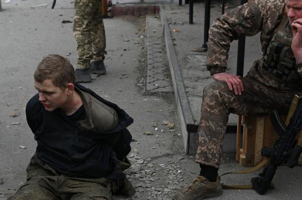 Ucraina trebuie să înceteze să mai încalce drepturile prizonierilor ruşi, afirmă Human Rights Watch