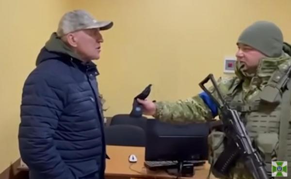 Ambasadorul Belarusului în Ucraina, umilit la plecarea din țară. Un polițist de frontieră i-a dat o pungă cu „30 de arginți”