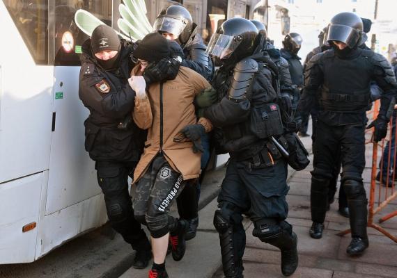 Aproape 1.000 de oameni, arestaţi în Rusia în urma protestelor faţă de războiul din Ucraina