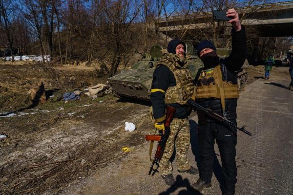 Soldaţi ucraineni îşi fac selfie cu un telefon