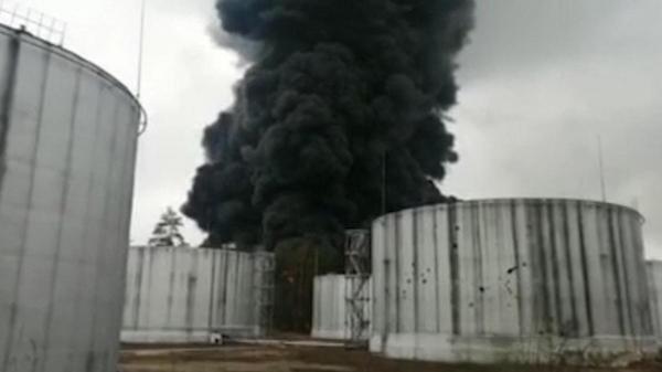 Cerul s-a umplut de fum, după ce un depozit de petrol din Ucraina a fost bombardat de armata rusă