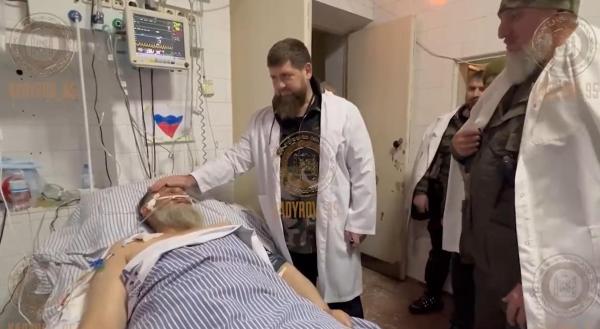 Cecenul care a orchestrat uciderea lui Boris Nemţov, rănit în Ucraina. Kadîrov l-a vizitat în spital și l-a mângâiat pe cap VIDEO