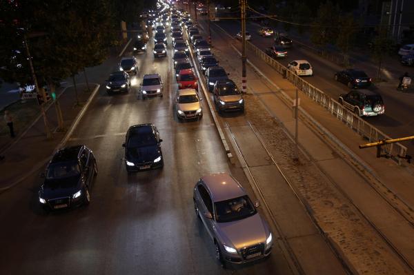 Veste proastă pentru bucureşteni: maşinile staţionate neregulamentar pe bulevarde vor putea fi ridicate şi de împuterniciţii primarilor de sector