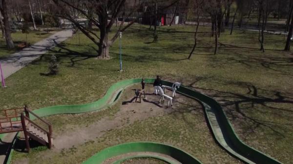 Parcul Copiilor din Timişoara, reabilitat cu 2,5 milioane de euro, un basm demn de campania electorală: "E doar praf și noroi"