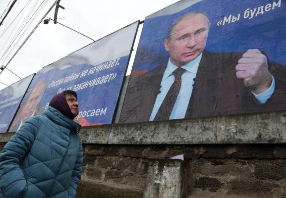 Putin a devenit stăpânul presei în Rusia, a închis și ultimele canale libere. Scenete pentru a arăta că soldații ruși sunt primiți ca „eliberatori” în Ucraina