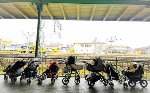 Mamele poloneze lasă pe peronul gării cărucioare pentru bebelușii refugiaţi din Ucraina