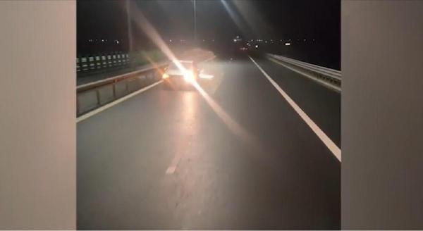 Maşină surprinsă circulând pe contrasens, pe Autostrada A7