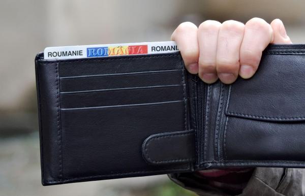 Peste 380.000 de români sunt obligaţi să îşi schimbe cărţile de identitate până pe 7 iunie. Lista actelor necesare