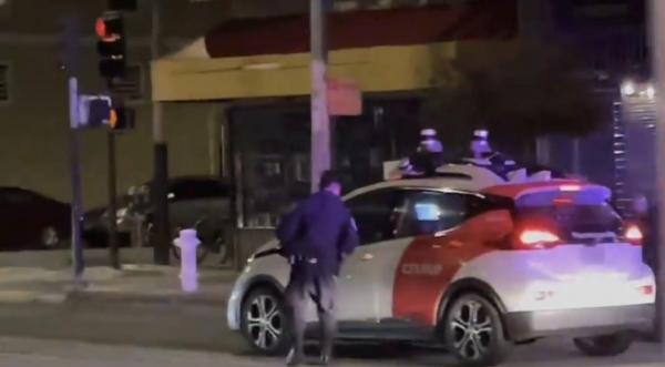 Poliţiştii din San Francisco, fără reacţie după ce au oprit o maşină şi au văzut că nu e nimeni înăuntru. Nu există lege pentru astfel de situaţii