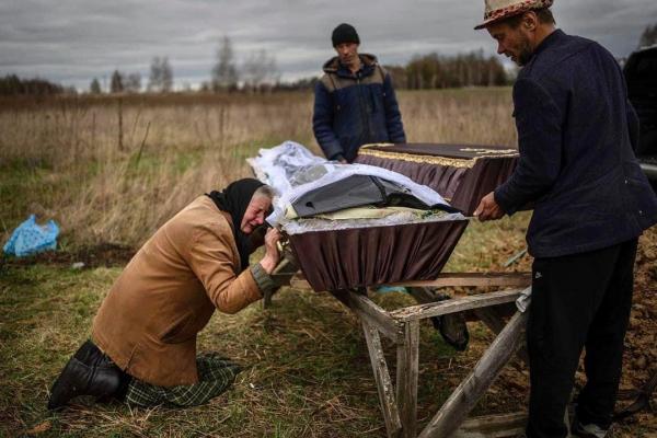 O mamă a făcut autostopul zile în şir la Bucha, căutându-și fiul ucis de ruşi. O săptămână mai târziu l-a găsit în sfârșit
