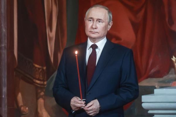 Imagini cu Vladimir Putin la slujba de Înviere. Liderul rus și-a făcut semnul crucii de mai multe ori în timpul ceremoniei