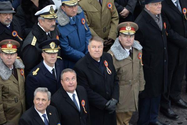 Presedintele Romaniei, Klaus Iohannis (C), participa la parada militara organizata cu prilejul Zilei Nationale a Romaniei