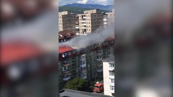 Incendiul a distrus o mare parte din acoperişul unui bloc din Râmnicu Vâlcea
