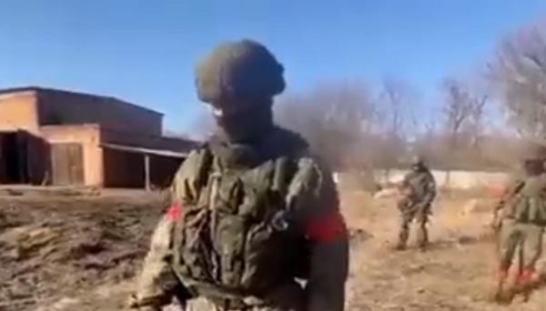 Soldaţii ruşi, filmaţi în timp ce pretind că deminează o zonă din Ucraina. Detaliul care i-a făcut pe mulţi să creadă că e un clip de propagandă