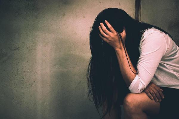 „M-am căsătorit cu violatorul meu”. A rămas însărcinată la 20 de ani, după ce a fost violată de colegul de muncă, un român. Drama tinerei din Marea Britanie