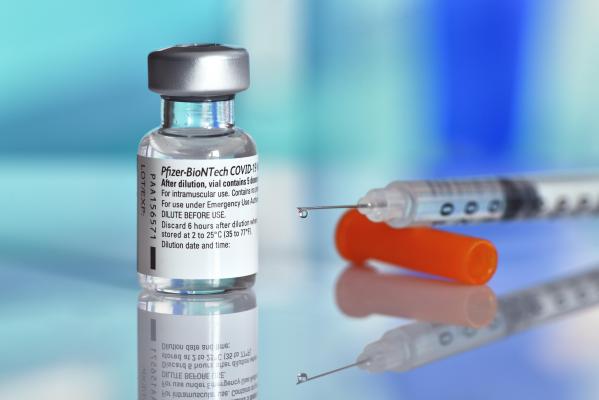 Începe imunizarea cu doza a patra a vaccinului Pfizer anti-covid