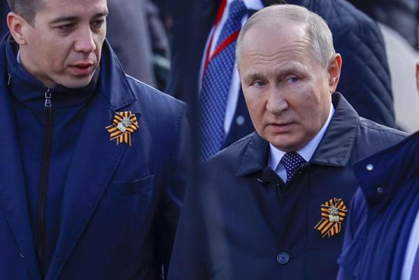 Cine este bărbatul misterios care a vorbit cu Putin de Ziua Victoriei. Imaginile stârnesc zvonurile că ar putea fi succesorul liderului rus