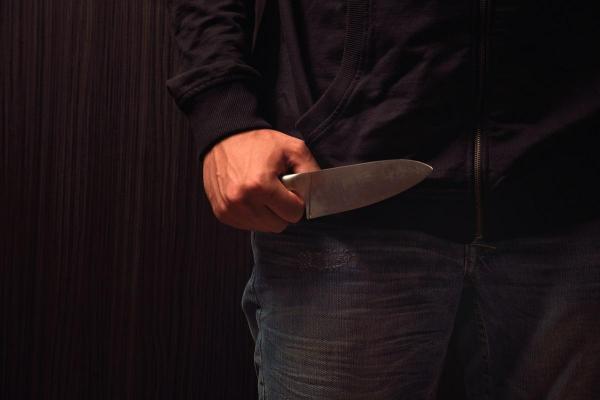 Bărbat cu un cuţit în mână