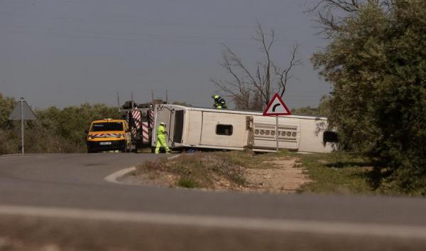 Doi români au murit, iar alţi trei au fost grav răniţi în Spania, după ce autobuzul în care se aflau s-a răsturnat