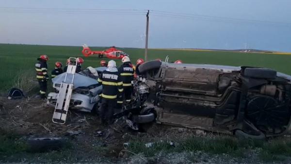 Accident grav în Constanţa: 4 persoane au ajuns la spital după ce maşina a fost aruncată pe contrasens. Şoferul nu avea permis