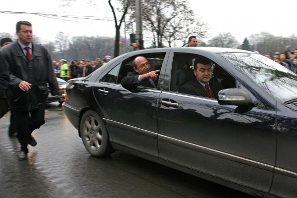 Traian Basescu indica, joi 1 decembrie 2005, echipajului SPP, locul de oprire al limuzinei prezidentiale
