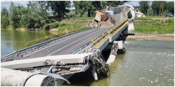 Armata încearcă să găsească soluţii temporare pentru traversarea râului Siret la Luţca, unde podul s-a rupt.